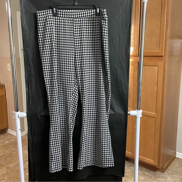 Forever 21+ Black and White 3X Houndstooth Pull-On Flare Pants Career Office - Picture 1 of 5